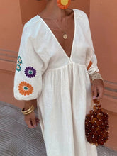 Rückenfreies Kleid mit Stickerei und V-Ausschnitt und Blumenmuster